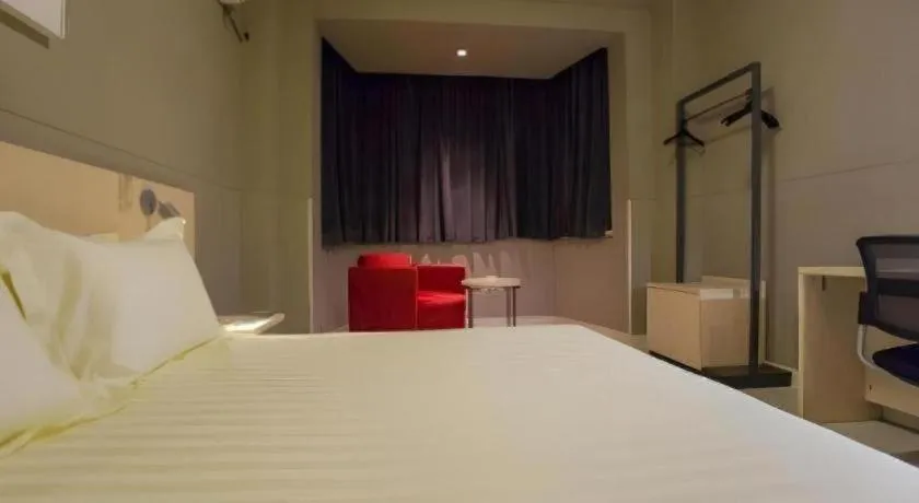 Bed in Jinjiang Inn Chengdu Kuanzhai Alley Jinxianqiao