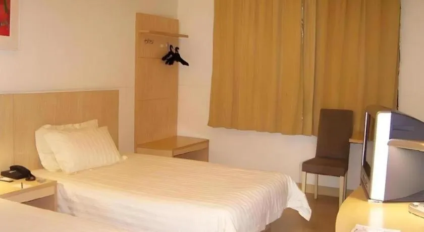 Bed in Jinjiang Inn Wuhan Hanjiang Road Metro Station Jiangtan Pedestrian Street