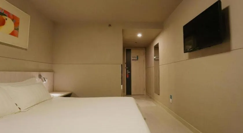 Bed in Jinjiang Inn Wuhan Hanjiang Road Metro Station Jiangtan Pedestrian Street