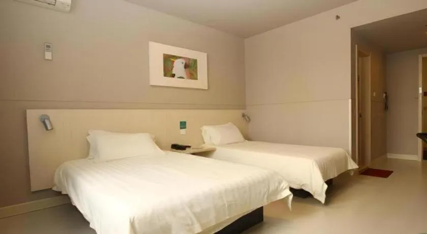 Bed in Jinjiang Inn Wuhan Hanjiang Road Metro Station Jiangtan Pedestrian Street