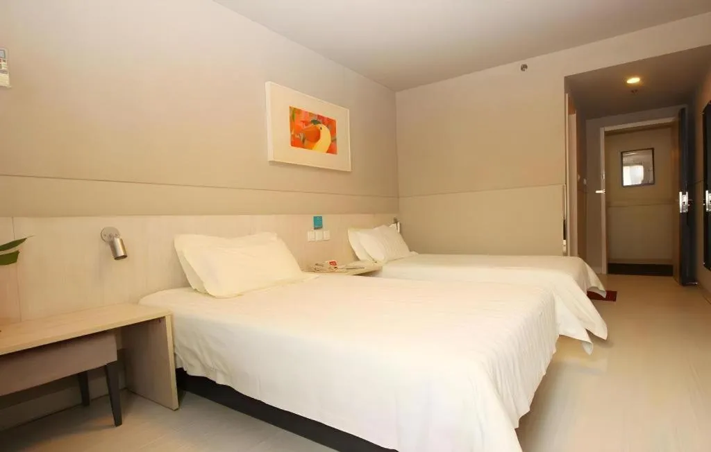 Bed in Jinjiang Inn Wuhan Hanjiang Road Metro Station Jiangtan Pedestrian Street