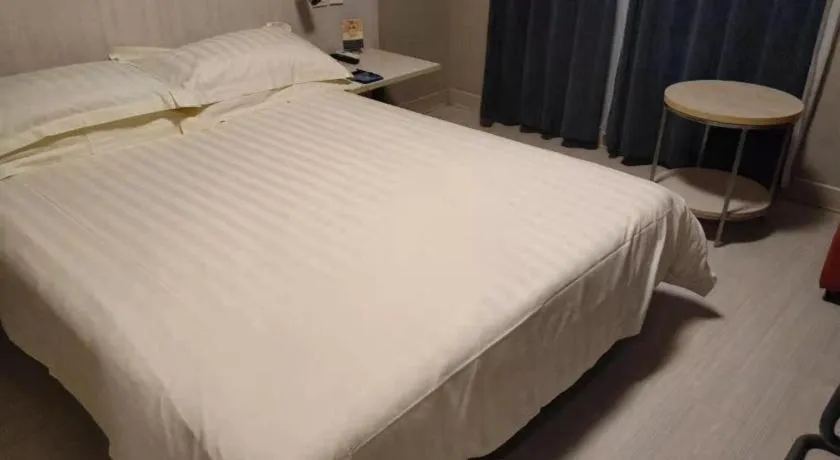 Bed in Jinjiang Inn Wuhan Hanjiang Road Metro Station Jiangtan Pedestrian Street