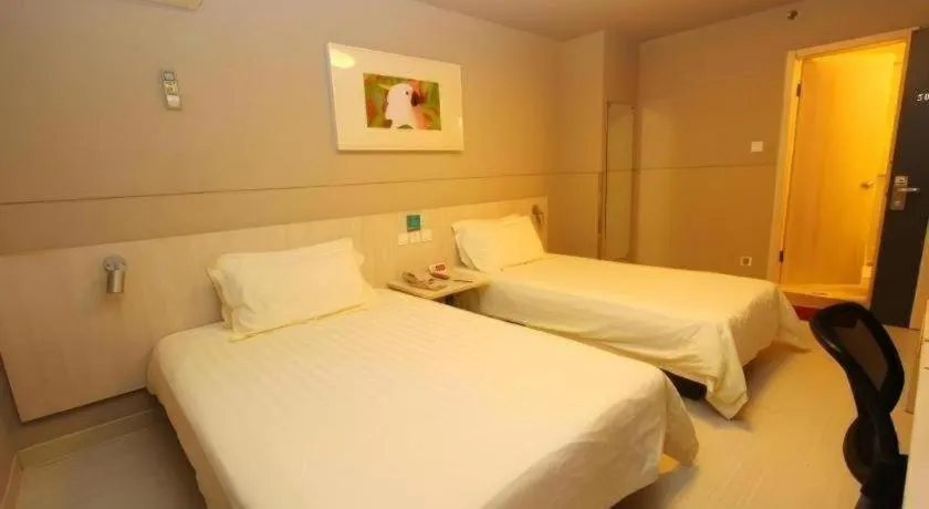 Bed in Jinjiang Inn Wuhan Hanjiang Road Metro Station Jiangtan Pedestrian Street