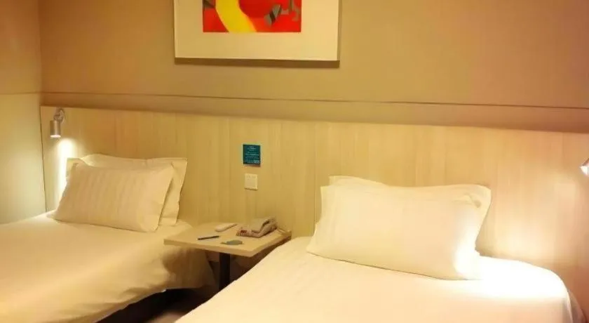 Bed in Jinjiang Inn Wuhan Hanjiang Road Metro Station Jiangtan Pedestrian Street