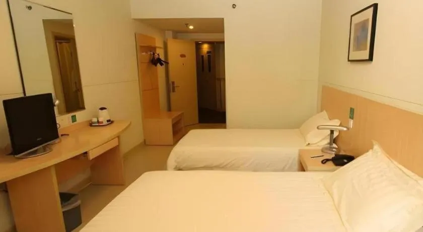 Bed in Jinjiang Inn Wuhan Hanjiang Road Metro Station Jiangtan Pedestrian Street
