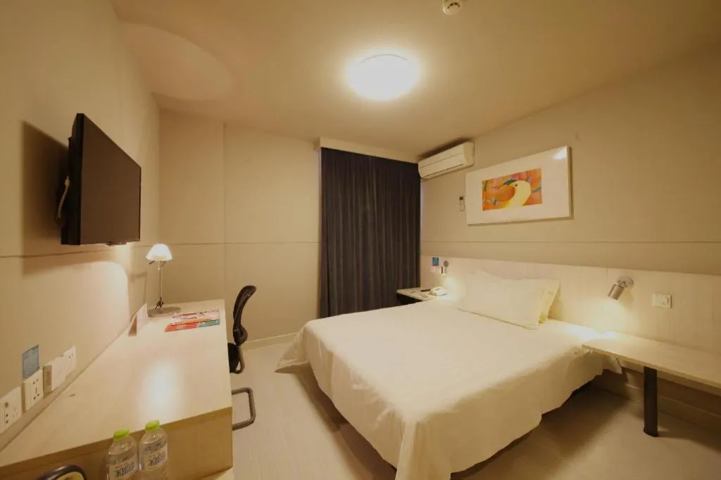 Bed in Jinjiang Inn Wuhan Hanjiang Road Metro Station Jiangtan Pedestrian Street