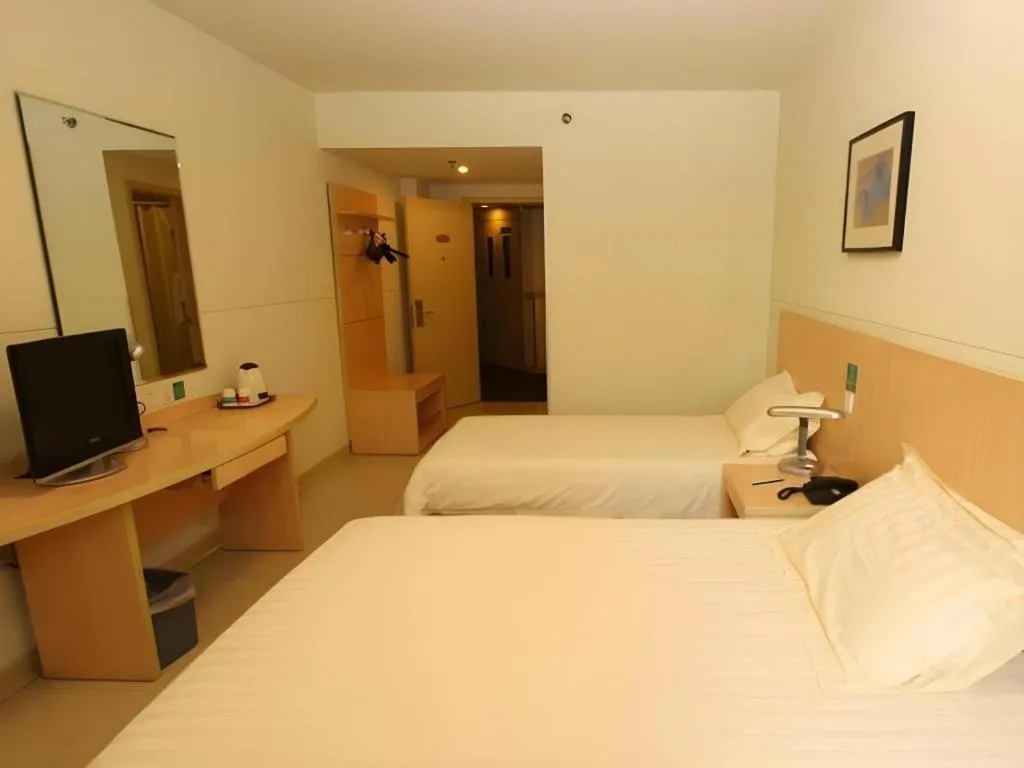 Bed in Jinjiang Inn Wuhan Hanjiang Road Metro Station Jiangtan Pedestrian Street