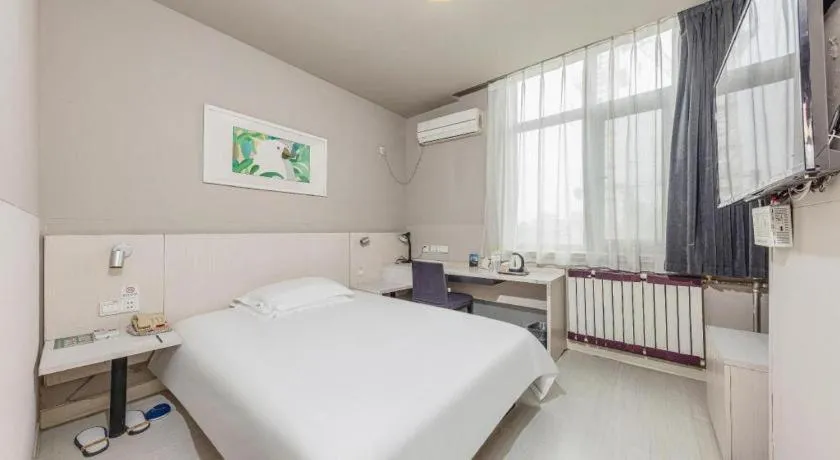 Bed in Jinjiang Inn JiNan Daminghu New Scenic Area Lishan Road