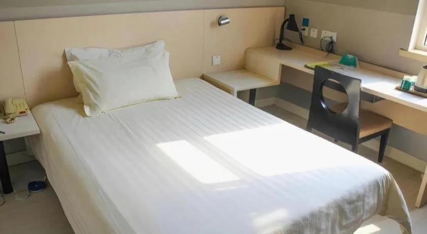 Bed in Jinjiang Inn JiNan Daminghu New Scenic Area Lishan Road