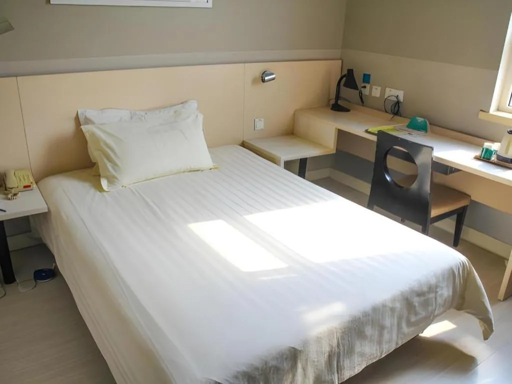 Bed in Jinjiang Inn JiNan Daminghu New Scenic Area Lishan Road