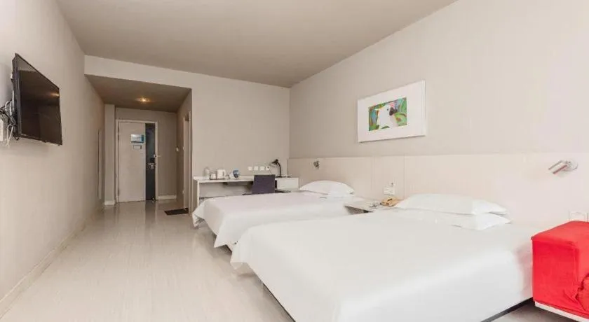 Bed in Jinjiang Inn JiNan Daminghu New Scenic Area Lishan Road