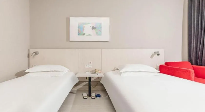 Bed in Jinjiang Inn JiNan Daminghu New Scenic Area Lishan Road