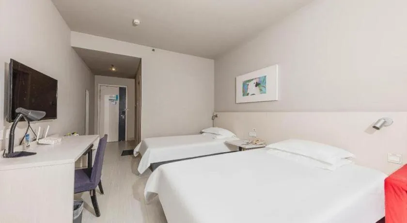 Bed in Jinjiang Inn JiNan Daminghu New Scenic Area Lishan Road