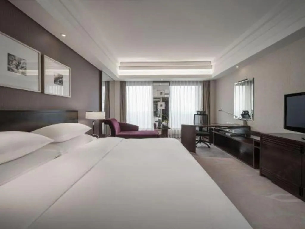 Bed in New Century Hangzhou Grand Hotel