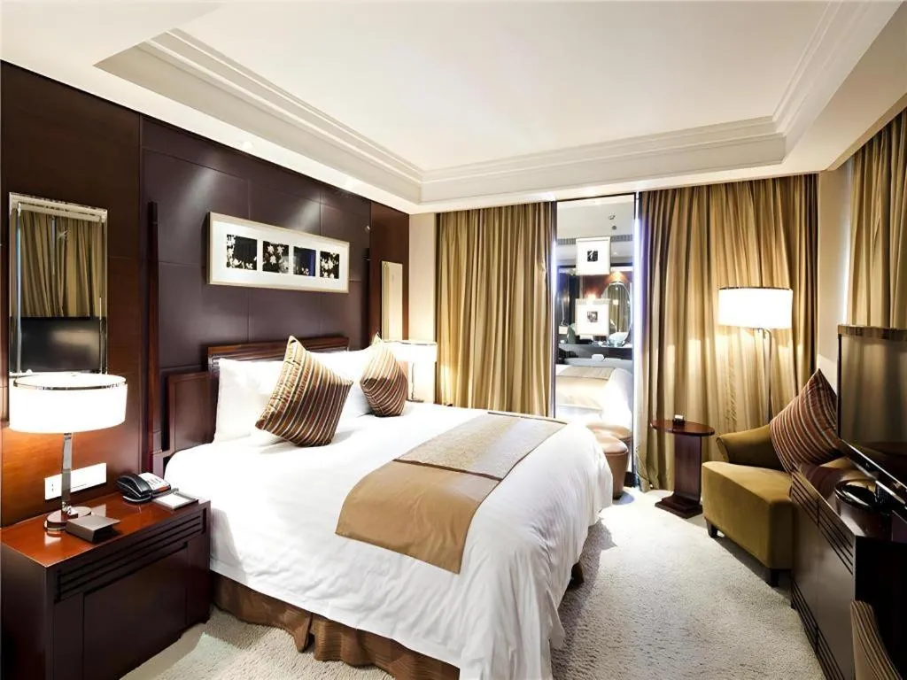 Bed in New Century Hangzhou Grand Hotel
