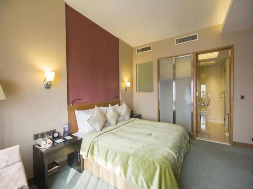 Bed in Xian Grand Noble Hotel