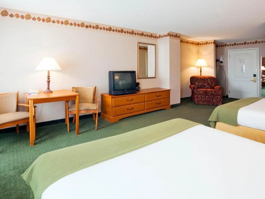 Bed in Holiday Inn Express & Suites Winner By IHG