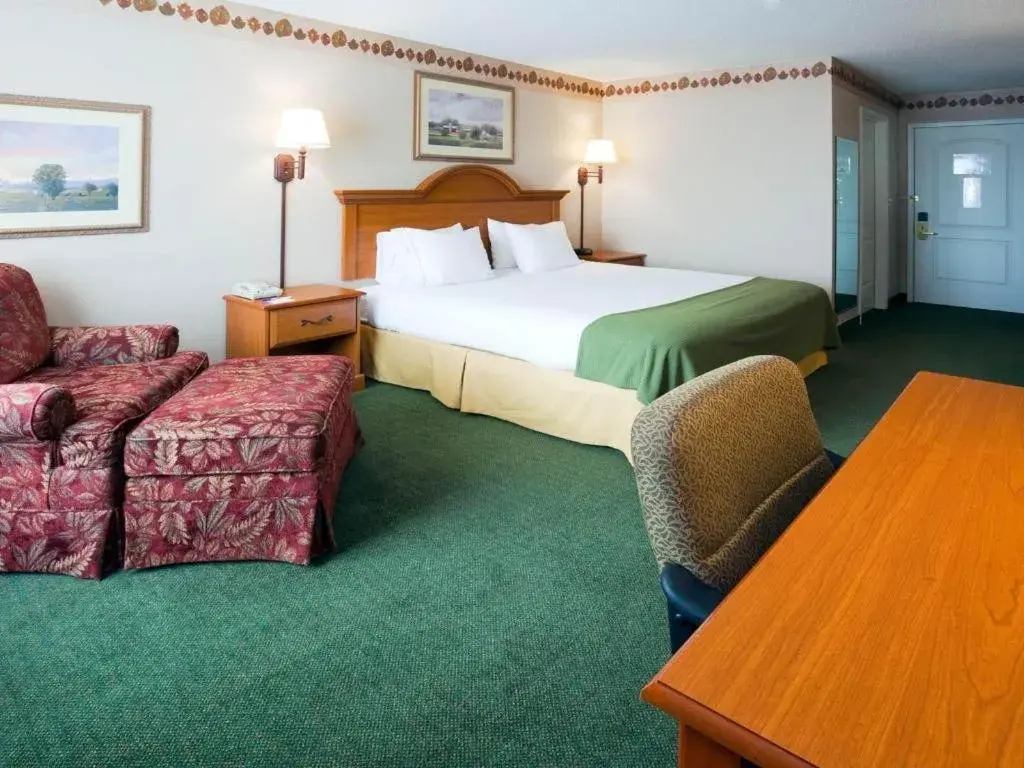 Bed in Holiday Inn Express & Suites Winner By IHG Bed in Holiday Inn Express & Suites Winner By IHG