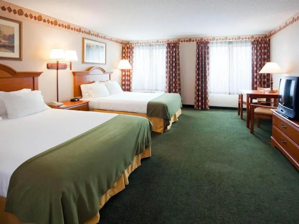 Bed in Holiday Inn Express & Suites Winner By IHG Bed in Holiday Inn Express & Suites Winner By IHG