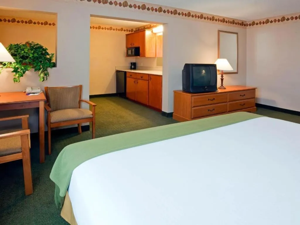 Bed in Holiday Inn Express & Suites Winner By IHG