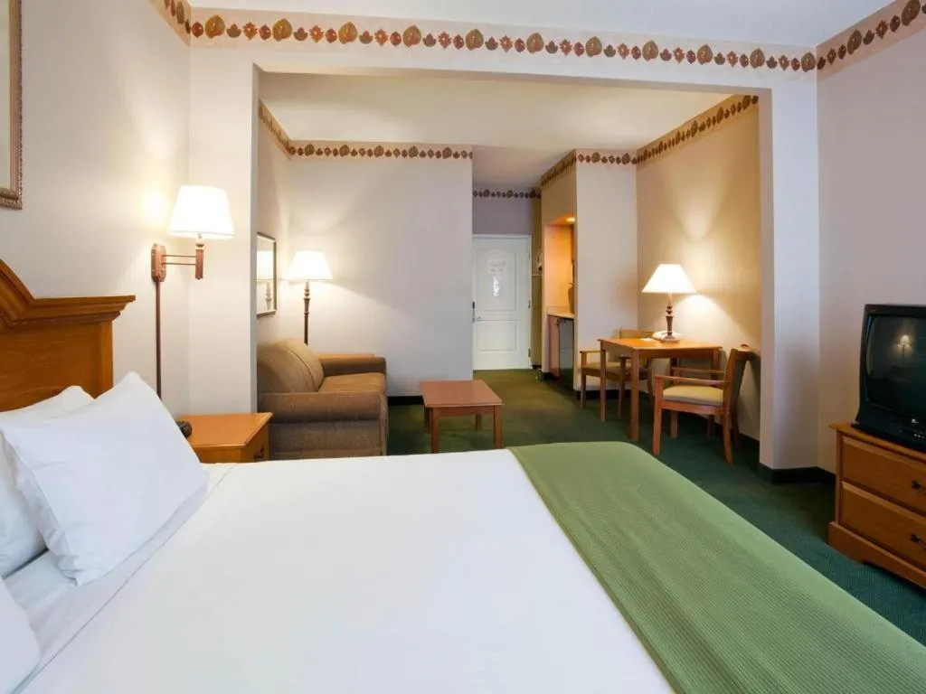 Bed in Holiday Inn Express & Suites Winner By IHG