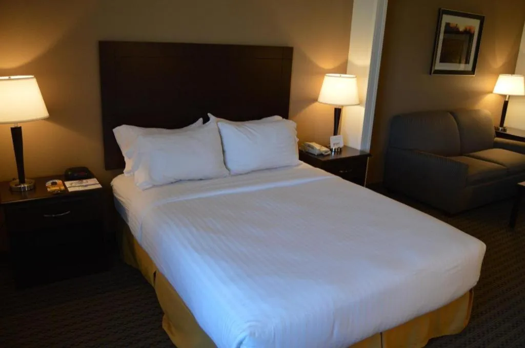 Bed in Holiday Inn Express & Suites Winner By IHG