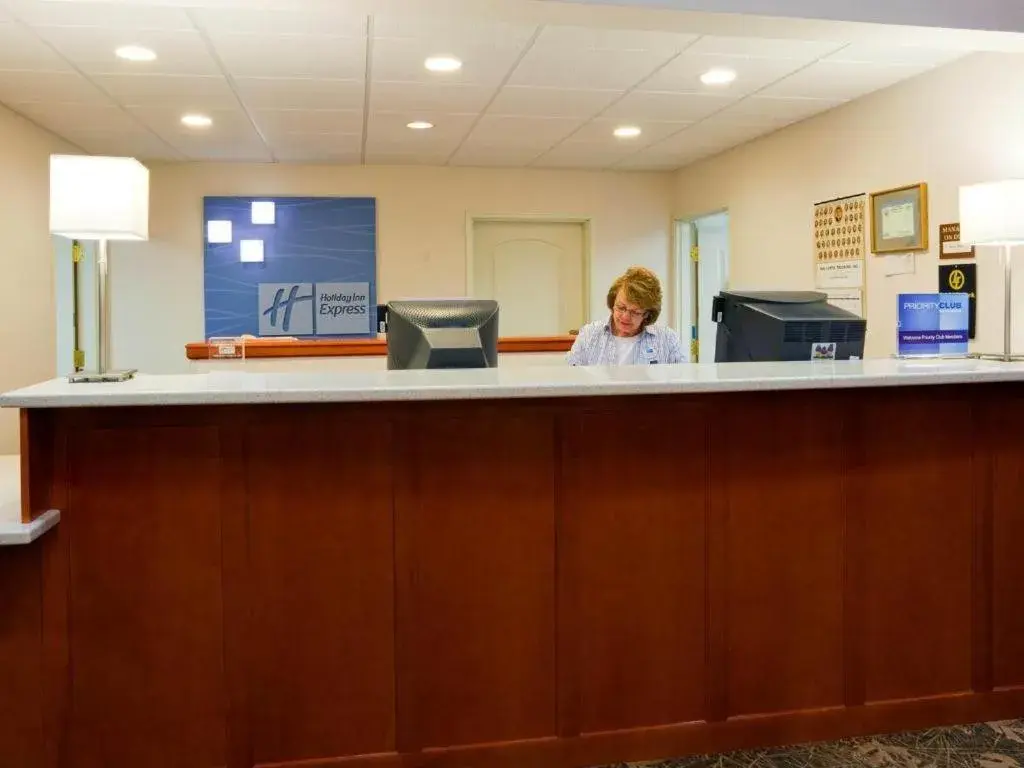 Holiday Inn Express & Suites Winner By IHG Holiday Inn Express & Suites Winner By IHG