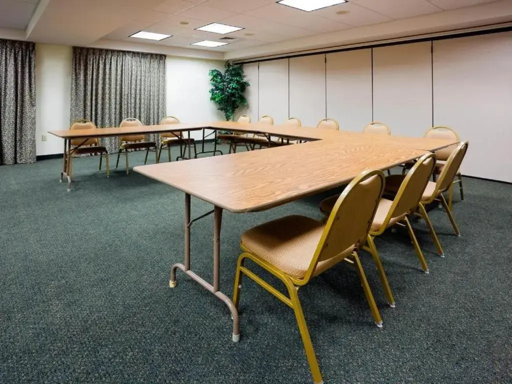 Holiday Inn Express & Suites Winner By IHG Holiday Inn Express & Suites Winner By IHG