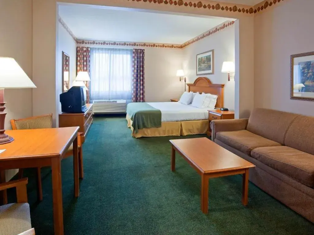 Bed in Holiday Inn Express & Suites Winner By IHG Bed in Holiday Inn Express & Suites Winner By IHG