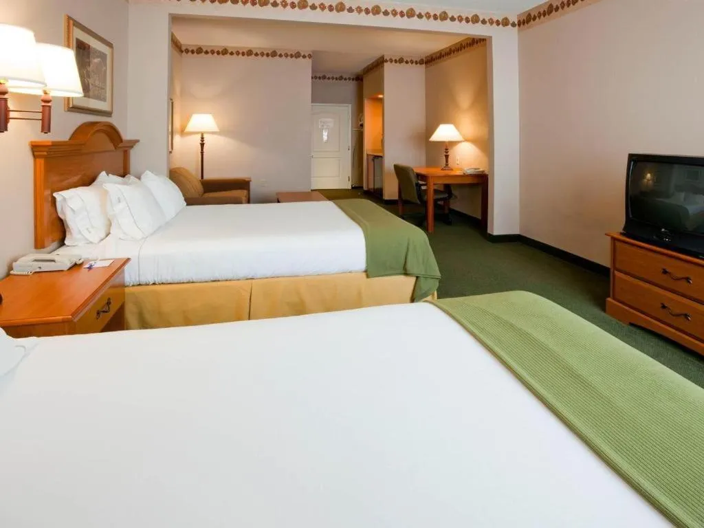 Bed in Holiday Inn Express & Suites Winner By IHG
