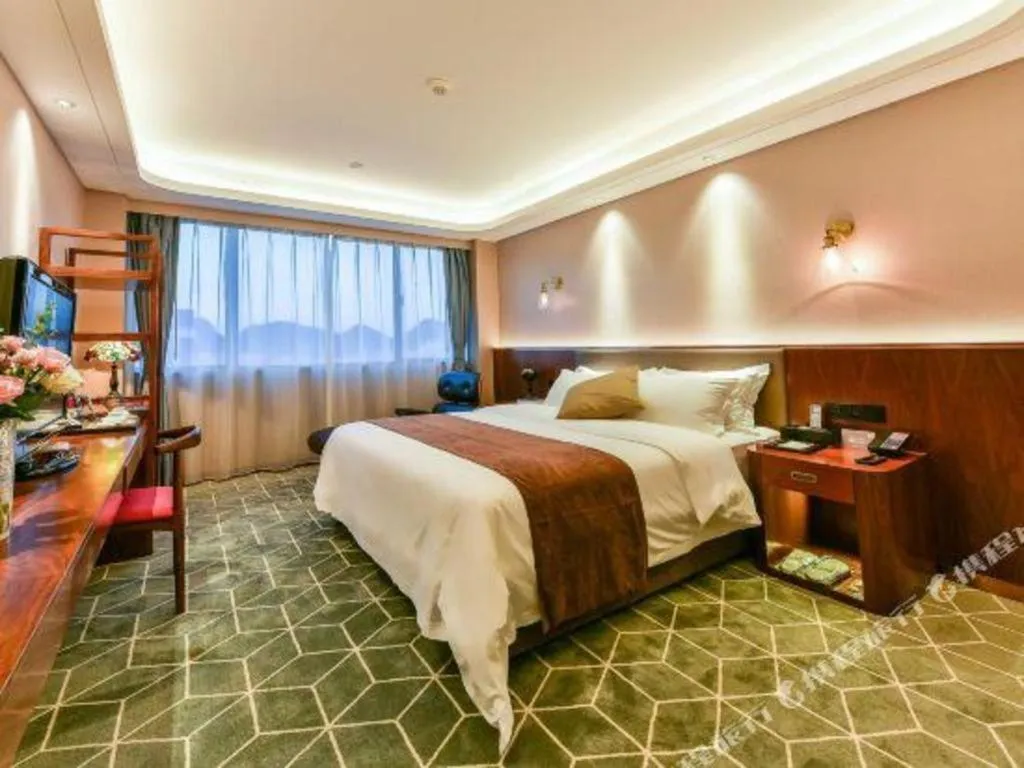 Bed in Guilin Plaza Hotel