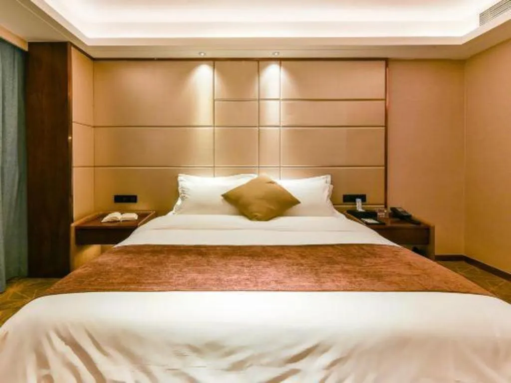 Bed in Guilin Plaza Hotel