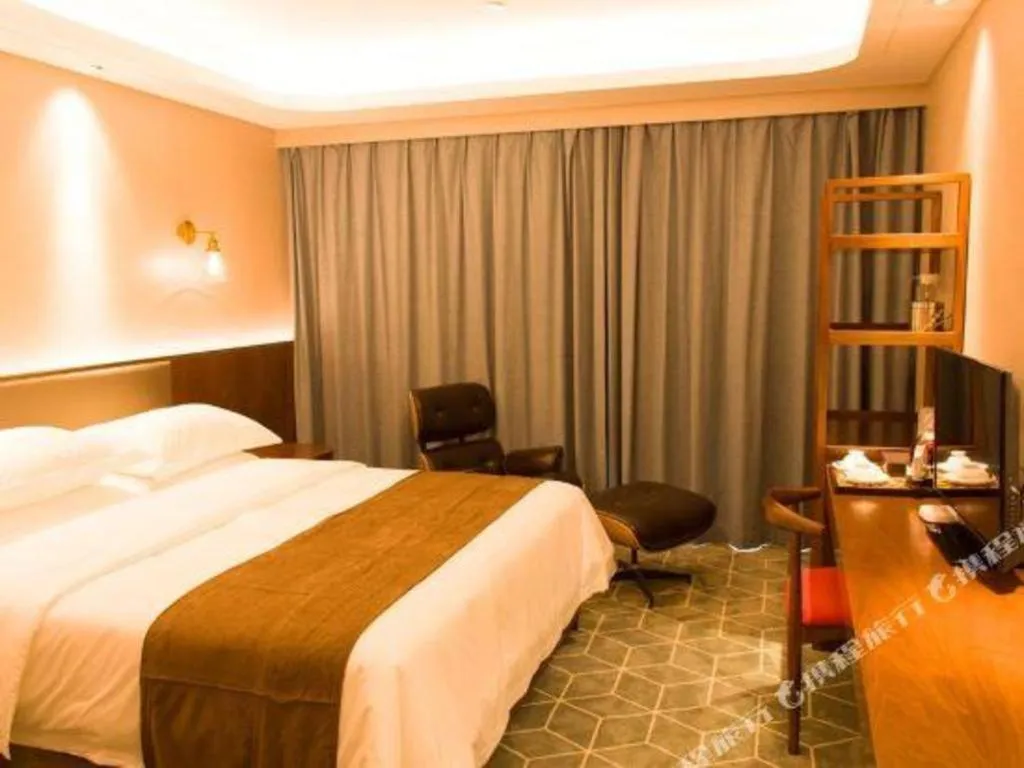 Bed in Guilin Plaza Hotel