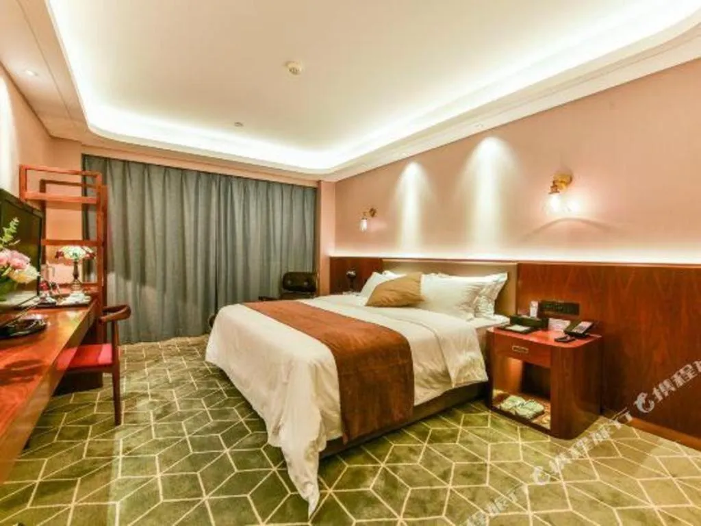 Bed in Guilin Plaza Hotel