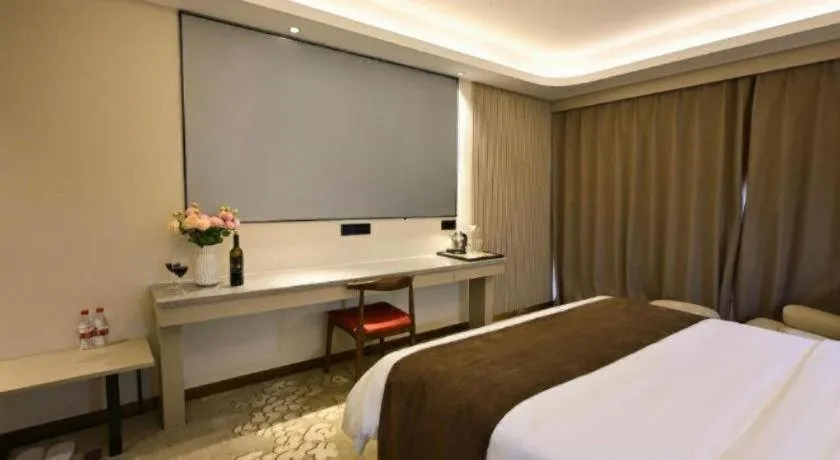 Bed in Guilin Plaza Hotel