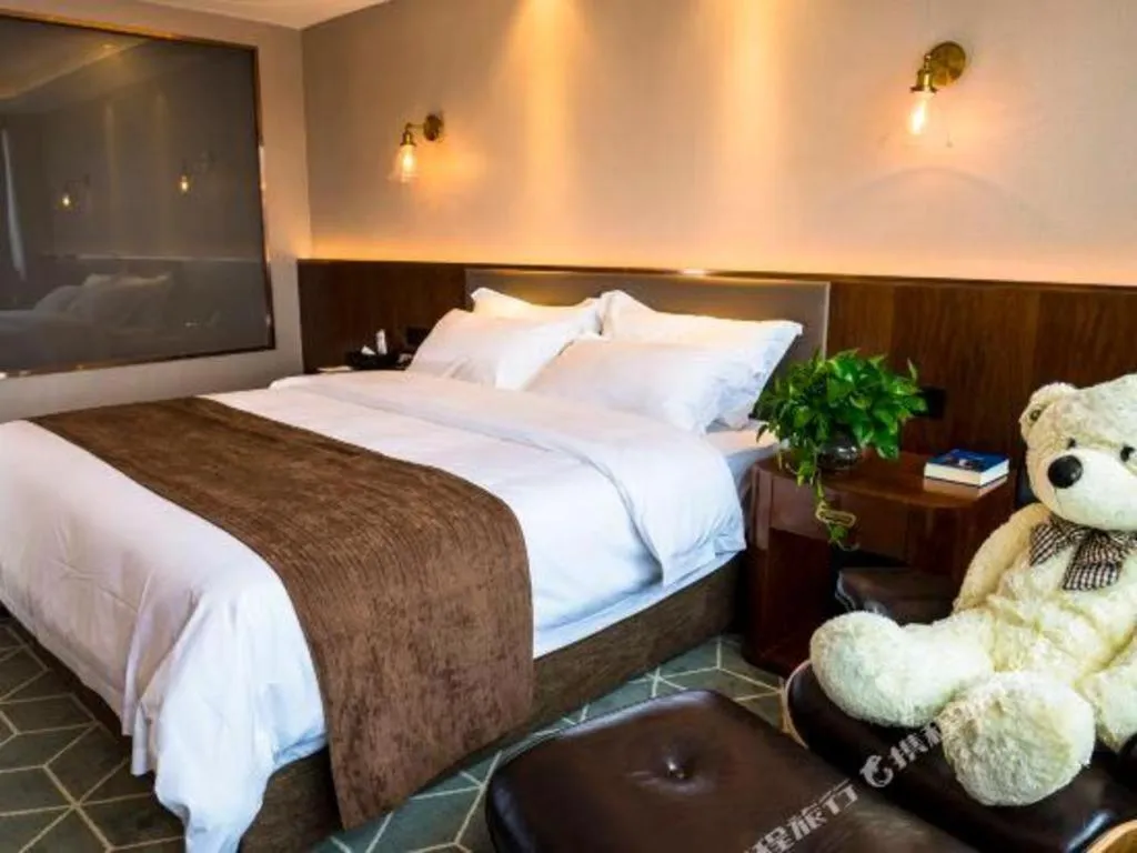 Bed in Guilin Plaza Hotel