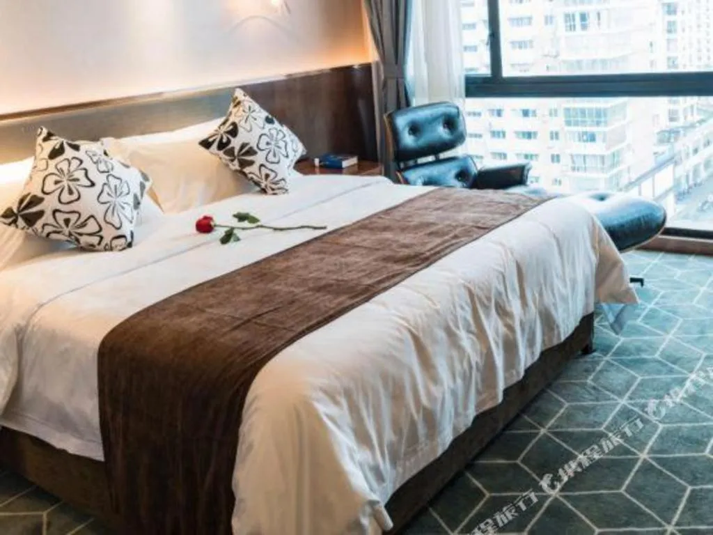 Bed in Guilin Plaza Hotel