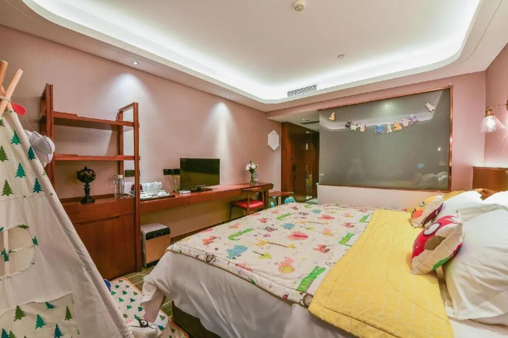 Bed in Guilin Plaza Hotel