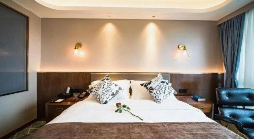 Bed in Guilin Plaza Hotel