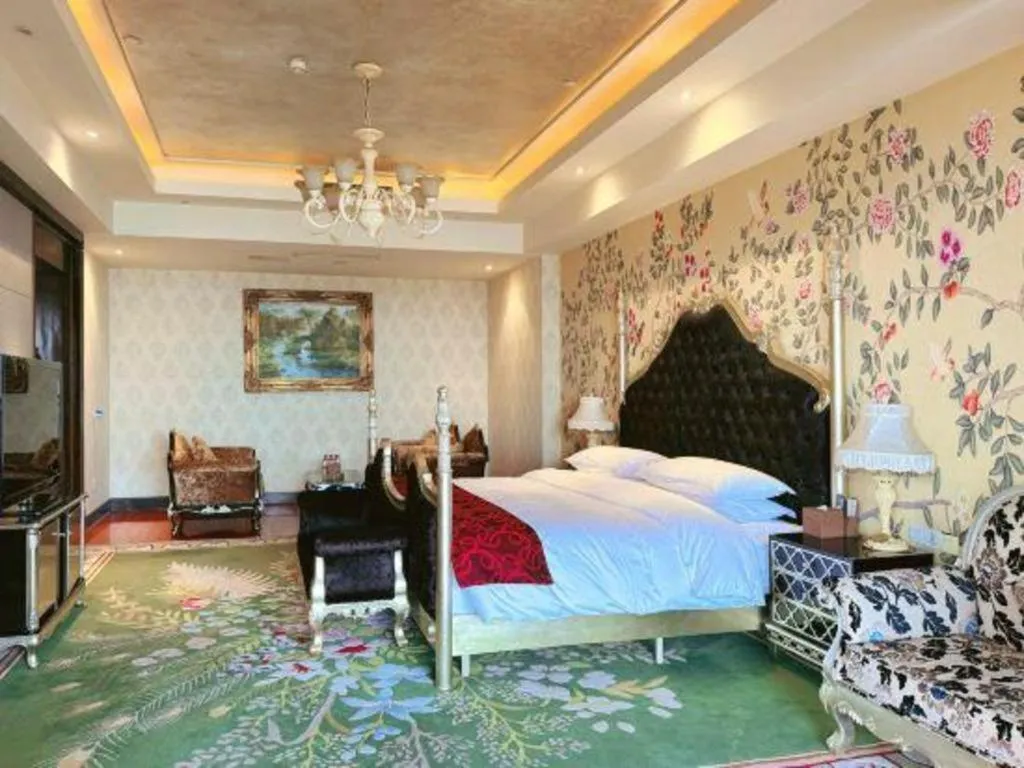 Bed in Xinjin Celebrity City Hotel