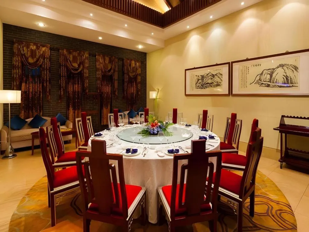 Xinjin Celebrity City Hotel