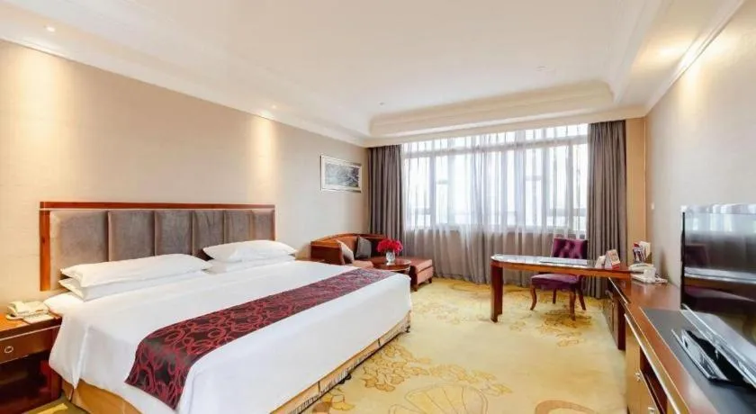 Bed in Xinjin Celebrity City Hotel