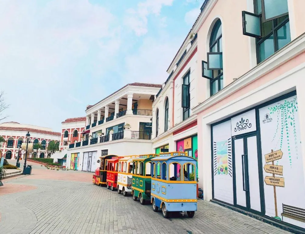 Xinjin Celebrity City Hotel