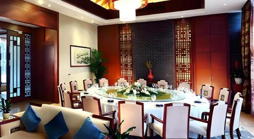 Xinjin Celebrity City Hotel