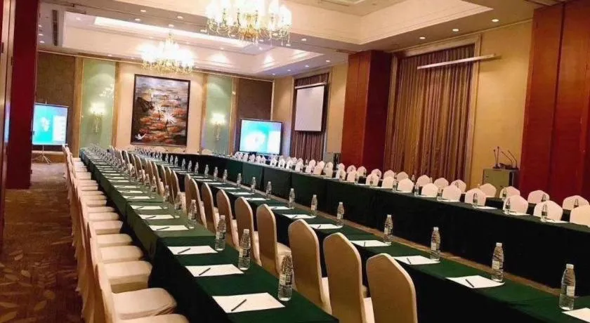 Xinjin Celebrity City Hotel