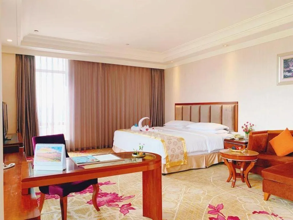 Bed in Xinjin Celebrity City Hotel