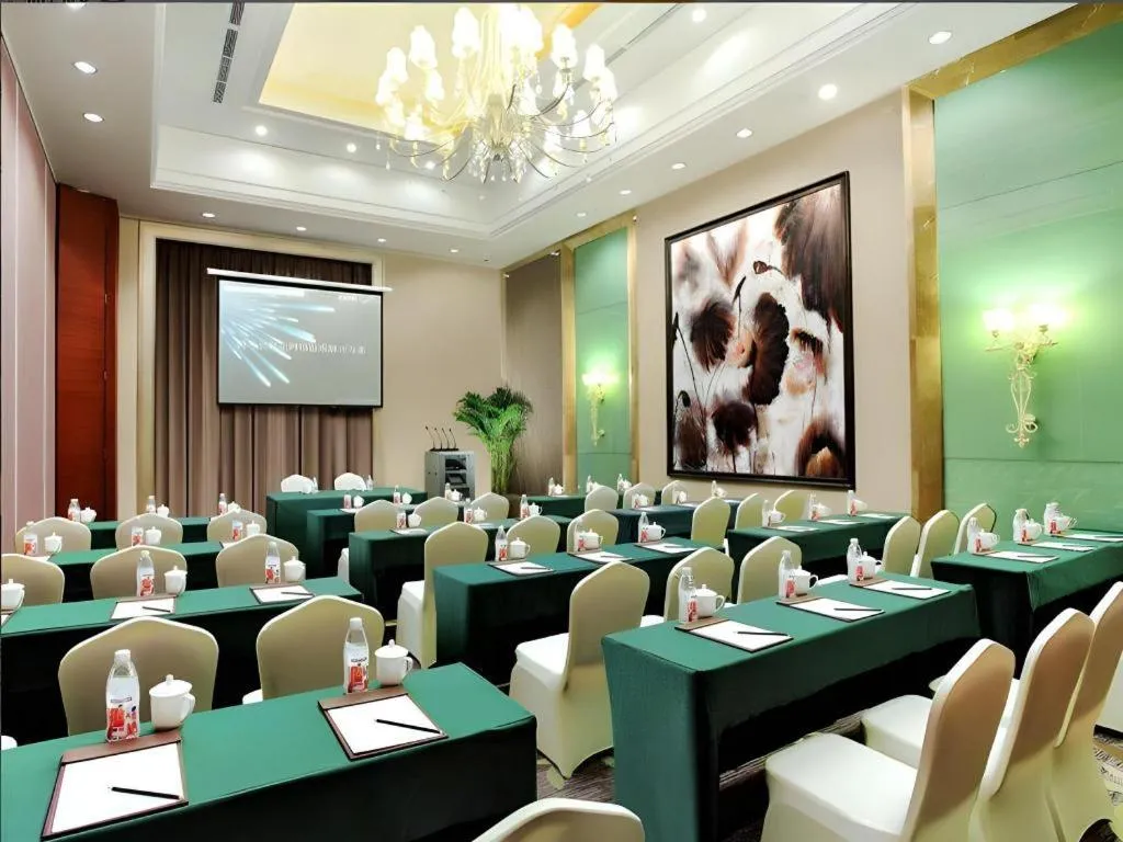 Xinjin Celebrity City Hotel