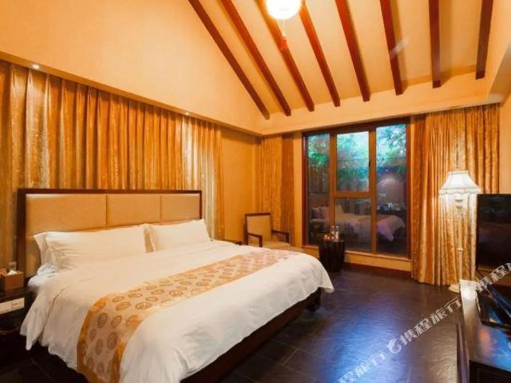 Bed in Xinjin Celebrity City Hotel