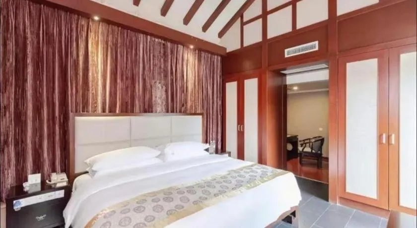Bed in Xinjin Celebrity City Hotel