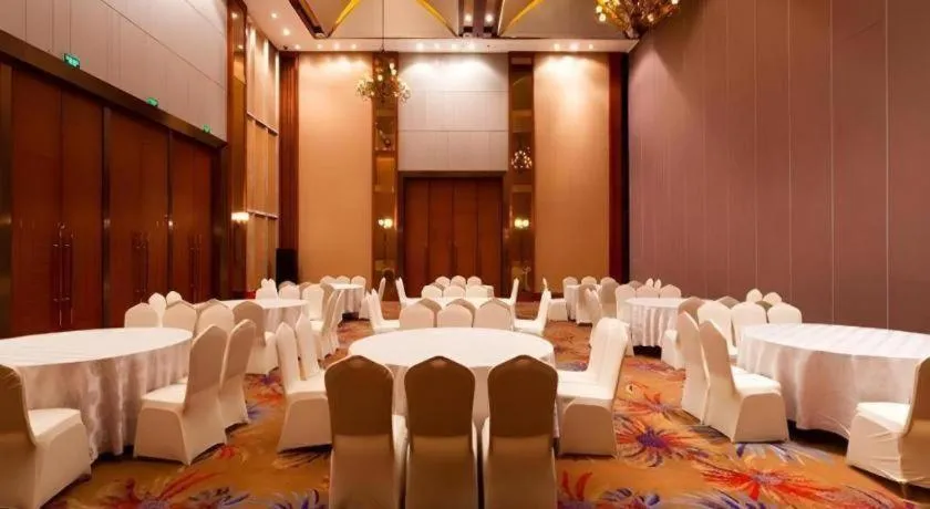 Xinjin Celebrity City Hotel